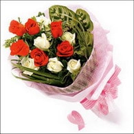 Ankara Eryaman çiçekçi den 12 adet iki renk gül buketi Ankara ostim çiçek siparişi firma ürünümüz