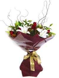 Ankara Eryaman çiçek yolla firma ürünümüz 3 adet kırmızı gül ve kazablanka buketi