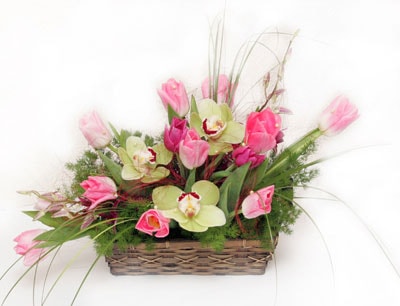 Ankara Eryaman çiçek gönder firma ürünümüz 3 adet kandil orkide ve kır çiçekleri sepeti