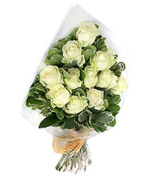 Ankara Eryaman çiçekçilik görsel çiçek modeli firmamızdan 11 adet beyaz gülden buket çiçeği