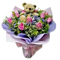 Ankara Eryaman çiçekçi den 1 adet 15 ile 20 cm boyutlarında ayı ve 11 adet yapay güllerden demet