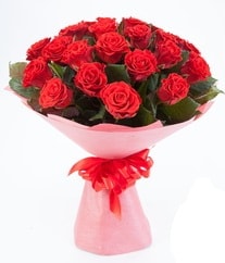 Ankara Eryaman çiçekçi den 15 adet kırmızı gülden buket tanzimi Ankara çiçek siparişi sitesi