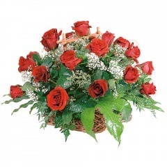 sepet içerisinde 15 adet kırmızı gül Ankara çiçekçiler