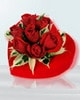 Ankara Eryaman çiçek siparişi sitemizin görsel ürünü kalp içerisinde 5 adet kırmızı gül Ankara çiçek gönder firması şahane ürünümüz